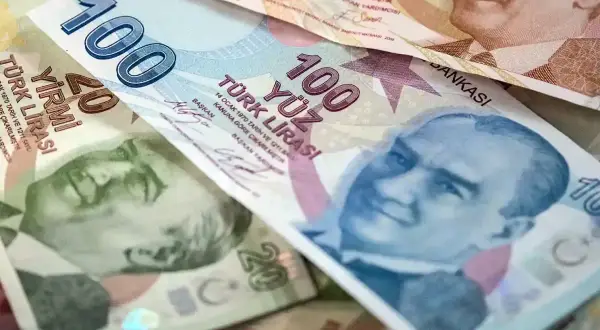 Turecka lira, czyli jaka waluta do Turcji? Na zdjęciu banknoty 100 i 20 lir tureckich z wizerunkami Atatürka.