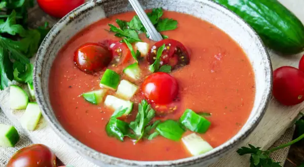 Erfrischender Gazpacho, garniert mit Tomaten und Gurken. Ein perfektes Gazpacho Rezept für heiße Tage.