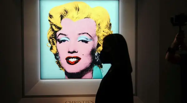 Ikona Marilyn Monroe w stylu Andy Warhol, widziana przez sylwetkę kobiety.