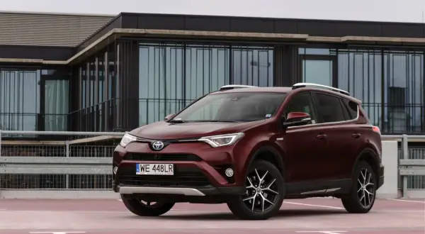 Toyota RAV4 pojemność baku: ile litrów w Twojej generacji?