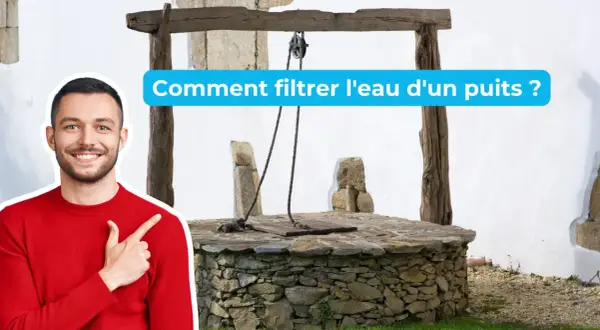 Un homme souriant pointe vers un puits ancien, suggérant des solutions pour le traitement de l'eau de puits.