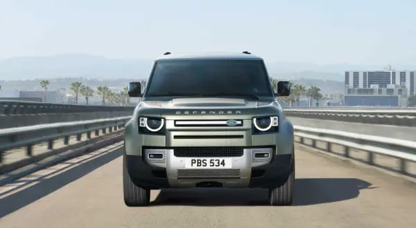 Nowy Range Rover Defender jedzie autostradą, gotowy na każdą przygodę.