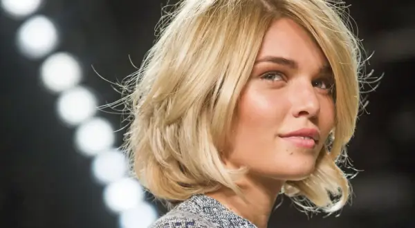 Blondes Modell mit einem lässigen, **choppy bob** und einem Tweed-Jackett.