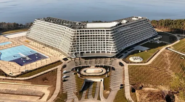Nowoczesny hotel Gołębiewski z basenem i parkingiem, widok z lotu ptaka.