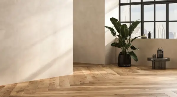 Sol en carrelage imitation parquet, aspect bois naturel. Un inconvénient potentiel : l'entretien des joints. Une plante verte et une vue urbaine.