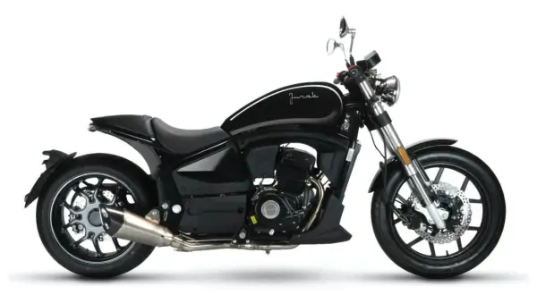 Czarny motocykl Junak M15, gotowy do odblokowania pełnej mocy i wolności na drodze. Stylowy cruiser z chromowanymi elementami.