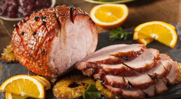 Soczysta szynka pieczona, idealna na święta, z pomarańczą i ananasem. Ta marynata do szynki pieczonej nada jej wyjątkowy smak.