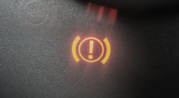 Voyant de frein allumé, signalant un possible liquide de frein vide.