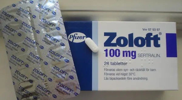 En förpackning och ett blister med Zoloft 100 mg sertralin, som kan hjälpa vid panikångest.