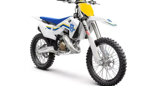 Biały motocykl crossowy Husqvarna 125 z niebieskim siedzeniem i żółtymi akcentami.