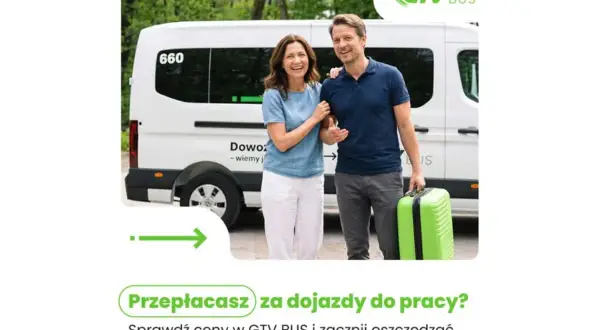 Szczęśliwa para z walizką przy busie GTV BUS. Sprawdź cennik GTV BUS i oszczędzaj na dojazdach do pracy.