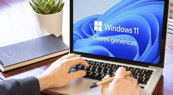 Manos escribiendo en un portátil con Windows 11. ¿Qué pasa si no activo Windows? Podrías perder funciones.