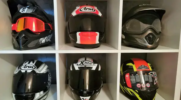 Sześć kasków motocyklowych: crossowy z goglami, dwa turystyczne Arai, jeden enduro, X-lite i SMK. Jaki kask na motor szosowo-turystyczny wybrać?
