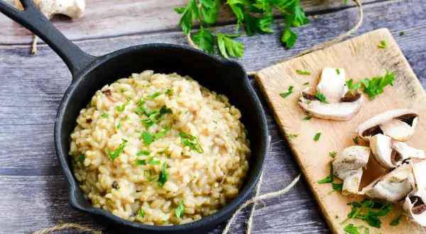 Kremowe risotto z grzybami, idealne na jesienny obiad. Ten przepis na risotto zachwyci każdego!
