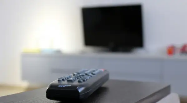 Pilot do telewizora leży na stoliku, gotowy do włączenia ulubionego serialu.