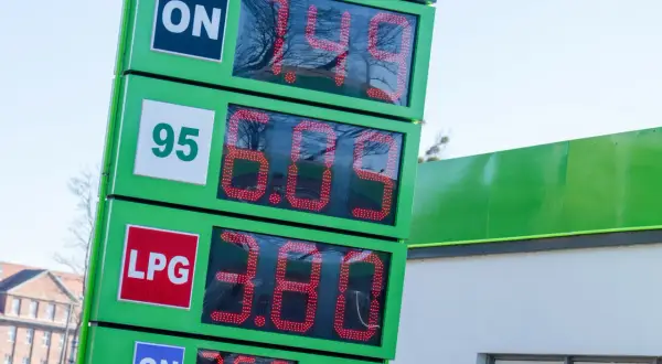 Czym się różni benzyna od diesla? Na tablicy widać ceny: ON 7.49, 95 6.89, LPG 3.80, ON 7.58.