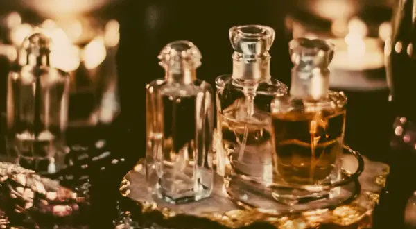Kilka eleganckich buteleczek z perfumami, niektóre z płynem w kolorze bursztynu. Czy perfumy się psują? Te wyglądają na wieczne.