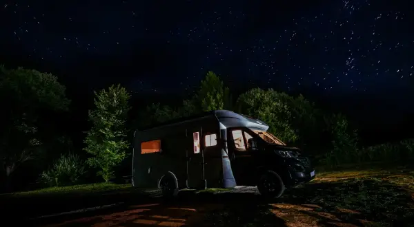 Kamper nocą, wśród drzew, pod rozgwieżdżonym niebem. Odkrywanie mało znanych miejsc na Podkarpaciu z dala od cywilizacji.