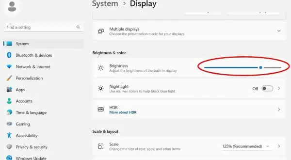 Ustawienia systemu Windows: jak rozjaśnić ekran za pomocą klawiatury. Suwak jasności jest widoczny.
