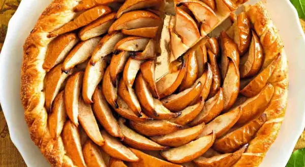 Torta compleanno invernale con pere caramellate e pasta sfoglia dorata, perfetta per un giorno speciale.