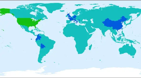 Mapa świata z zaznaczonymi obszarami, gdzie rosną sekwoje: USA, Chiny, Europa.