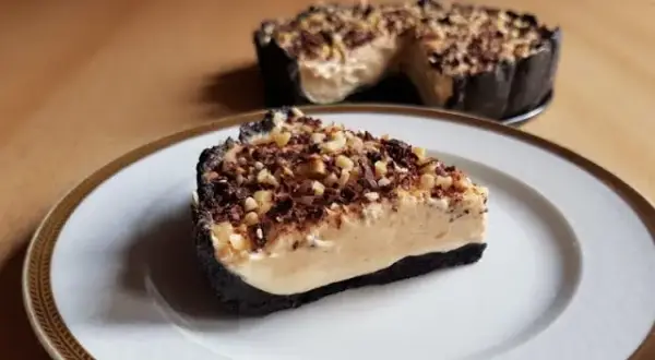 Rewelacyjne ciasto Reese's bez pieczenia z masłem orzechowym i czekoladą