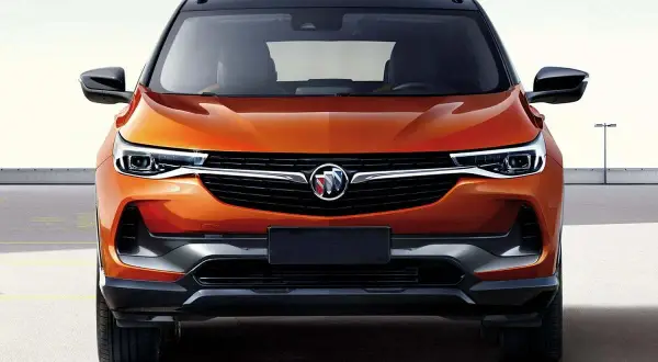 Pomarańczowy Buick Encore z czarnym dachem, widok z przodu. Elegancki SUV gotowy na przygodę.