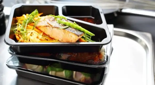 Catering dietetyczny: Opłacalna inwestycja czy zbędny wydatek?