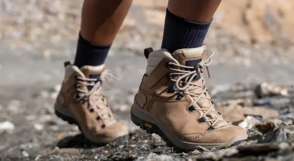Solidne buty w góry na zimę, z wysoką cholewką i grubą podeszwą Vibram, zapewniające stabilność na kamienistym szlaku.