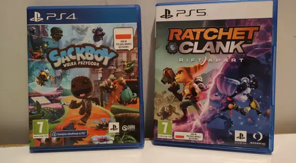 Okładki gier Sackboy: Wielka Przygoda (PS4) i Ratchet & Clank: Rift Apart (PS5).