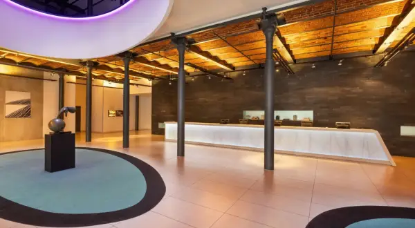 Nowoczesne wnętrze hotelu, recepcja z podświetlanym blatem. Wiele pozytywnych andel's hotel łódź opinie potwierdza ten stylowy design.