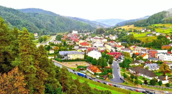Widok na malowniczą Muszynę, gdzie leży to urokliwe miasteczko, otoczone zielonymi wzgórzami i lasami.