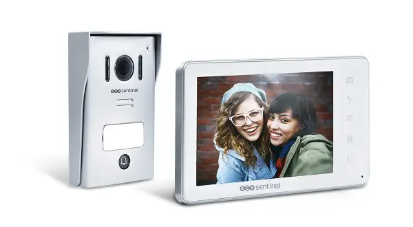 Interphone Blyss 2 fils : la platine extérieure et l'écran intérieur affichant deux jeunes femmes souriantes. Notice incluse.