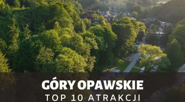 Góry Opawskie w zieleni, z widokiem na miasteczko i szlak turystyczny. Top 10 atrakcji regionu.