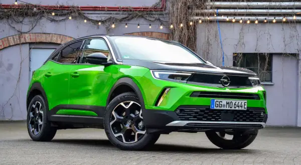 Jaskrawozielony Opel Mokka prezentuje się świetnie, a jego nowoczesny design zachęca do sprawdzenia opinii.