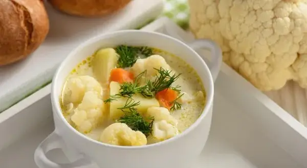 Sekret Babcinej Zupy Kalafiorowej: Przepis na Smak Dzieciństwa