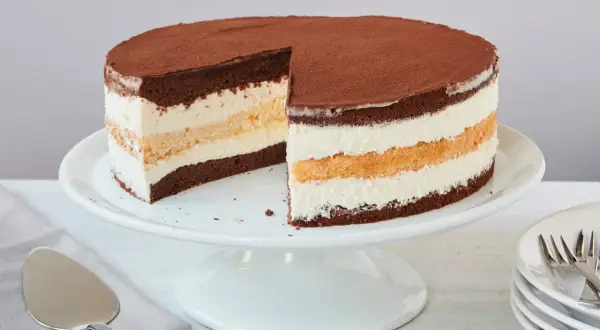 Schokoladenkuchen mit drei Schichten Creme und Kakao bestäubt, perfekt für eine 3-Tage-Torte.