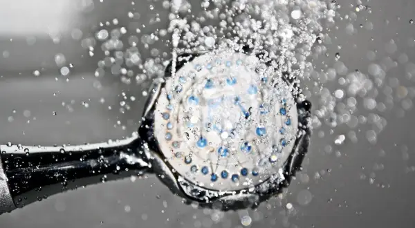 Duschkopf mit Wasserstrahlen. Warum nicht duschen vor Darmspiegelung? Eine erfrischende Dusche ist wichtig.