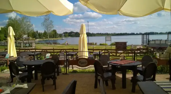 Gdzie zjeść w Rynie? Odkryj najlepsze restauracje i smaki