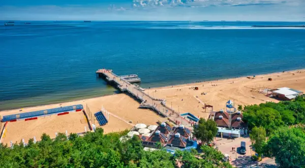 Molo w Brzeźnie, plaża i budynki z zielenią tworzą piękne gdańsk brzeźno atrakcje.