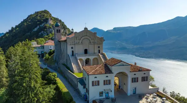 Santuario della Madonna di Montecastello a Tignale, con vista mozzafiato sul Lago di Garda.