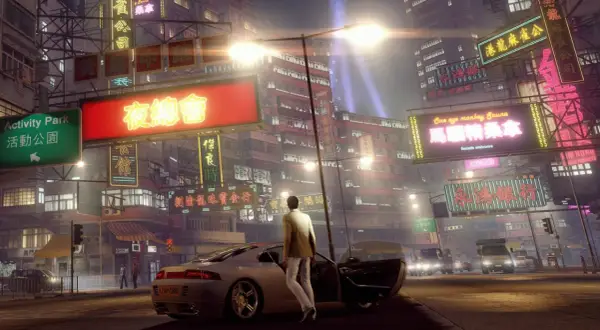 Nocne miasto z neonami, jak w Sleeping Dogs 2. Mężczyzna w garniturze wychodzi z luksusowego auta.