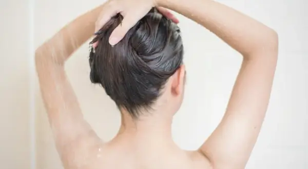 Peeling skóry głowy: Jak aplikować dla max efektów? Uniknij błędów!