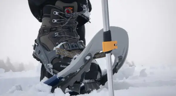 Scarponi e racchette da neve: scopri cosa sono le ciaspole per camminare sulla neve fresca, con un bastone da trekking.