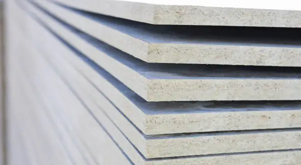 Lastre di materiale composito impilate, ideali per lo spessore isolante termico.