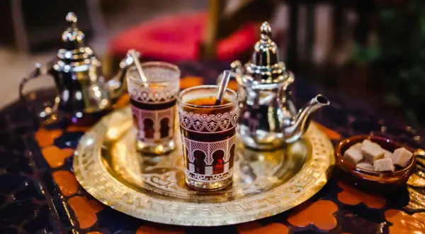 Tradycyjna arabska herbata na tacy. Czy to część przygotowań do ramadanu? Co to jest ramadan?