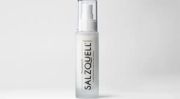 Eine Flasche SALZQUELL Reinigungsmilch mit Pumpspender. Die Anwendung dieser Naturkosmetik verspricht die Kraft von Salz & Wasser für die Haut.