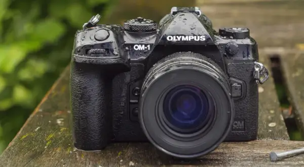 Olympus OM-1, bagnata dalla pioggia, è pronta a catturare ogni istante. Il suo design robusto e il sistema OM la rendono perfetta per ogni avventura.