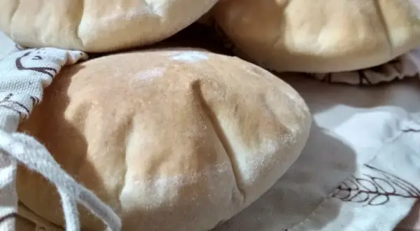 Chlebek Pita: Prosty Przepis na Domowe Bliskie Wschodnie Pieczywo