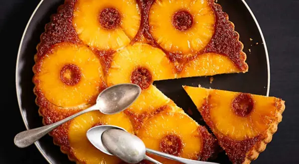 Prosty przepis na odwrócone ciasto ananasowe – zrób je bez błędów!